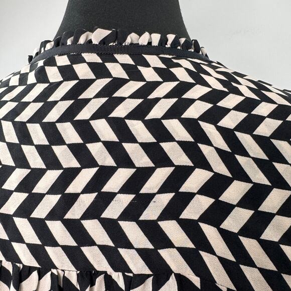 J.Crew Black White Blouse Silk Houndstooth Ruffle Neck Curved Hem Button-Up Sz 4 - Picture 5 of 8